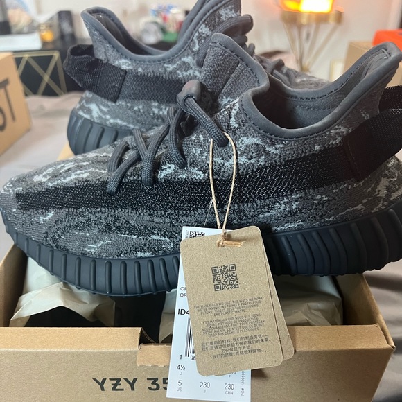 Yeezy 350 v2 NWT - Picture 1 of 5